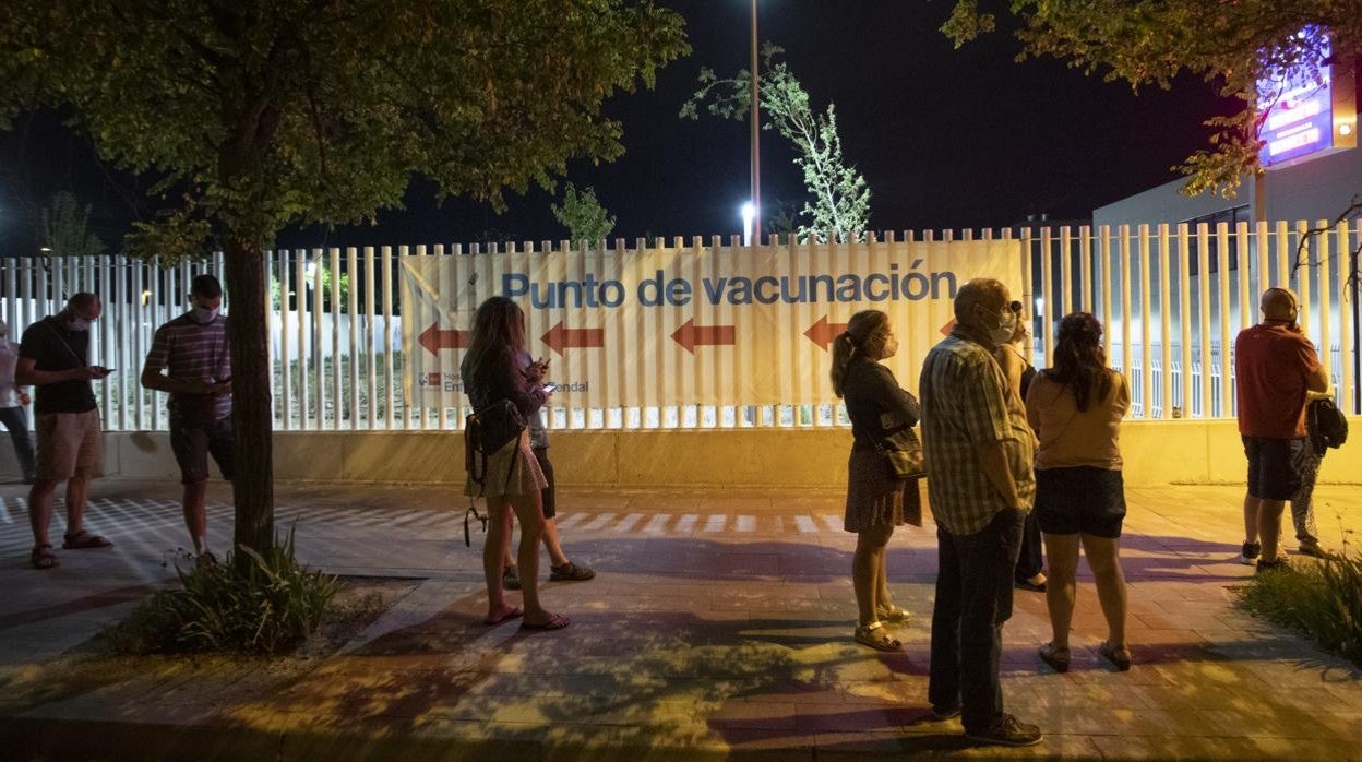 Imagen de la cola para la vacunación en el exterior del Hospital Isabel Zendal
