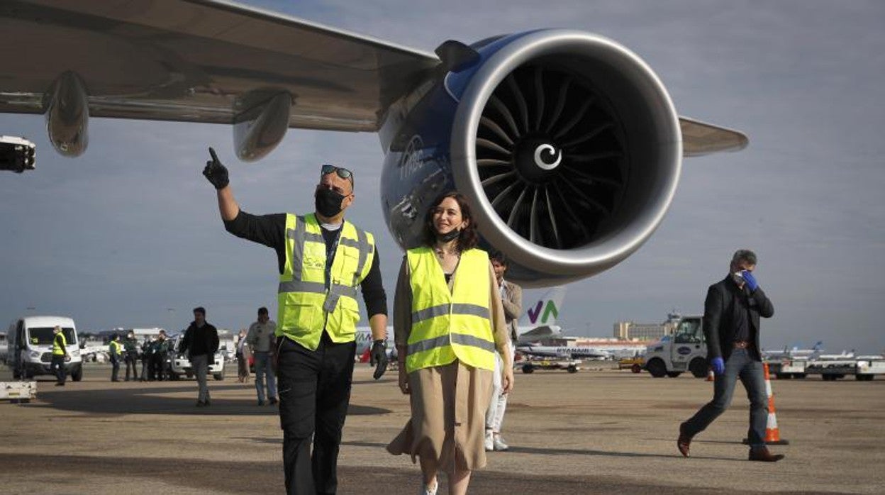 La presidenta de la Comunidad de Madrid, Isabel Díaz Ayuso durante una visita al aeropuerto Madrid-Barajas Adolfo Suárez