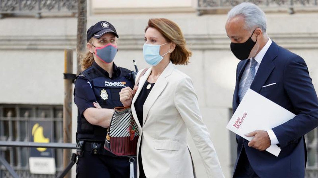 María Dolores de Cospedal y su letrado en la Audiencia Nacional