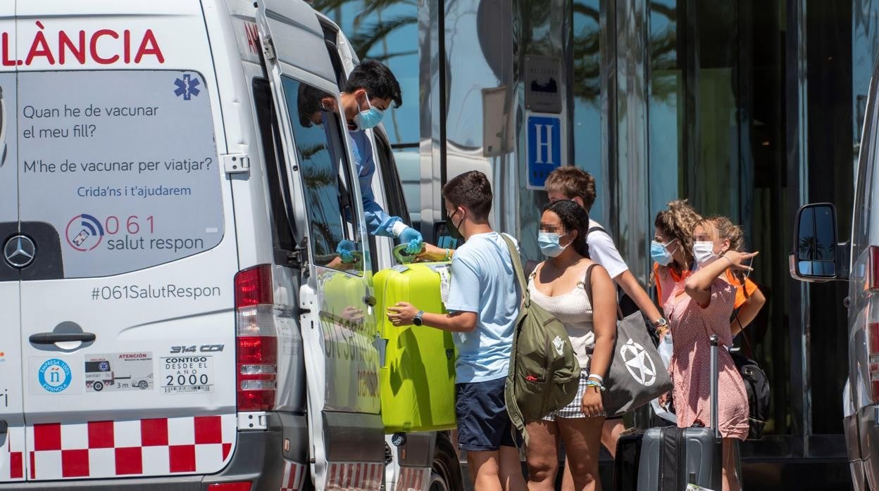 Hotel donde se alojan algunos estudiantes confinados por contagiarse en el macrobrote de Mallorca