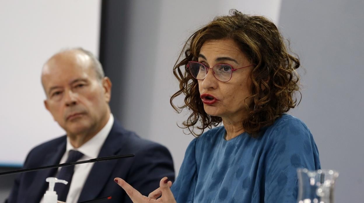 La portavoz del Gobierno y ministra de Hacienda, María Jesús Montero (d) junto al ministro de Justicia, Juan Carlos Campo (d) durante la rueda de prensa del Consejo de Ministros celebrada este martes en el palacio de la Moncloa