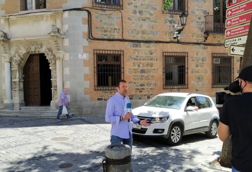 Un periodista y su operador de cámara, delante de la Audiencia de Toledo este martes