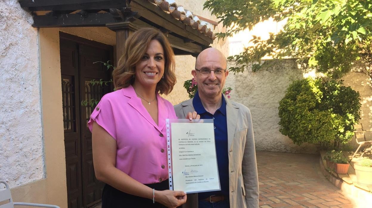 La nueva miembro del Instituto, Cristina Medina, recibiendo su acta del presidente, Antonio Mateos