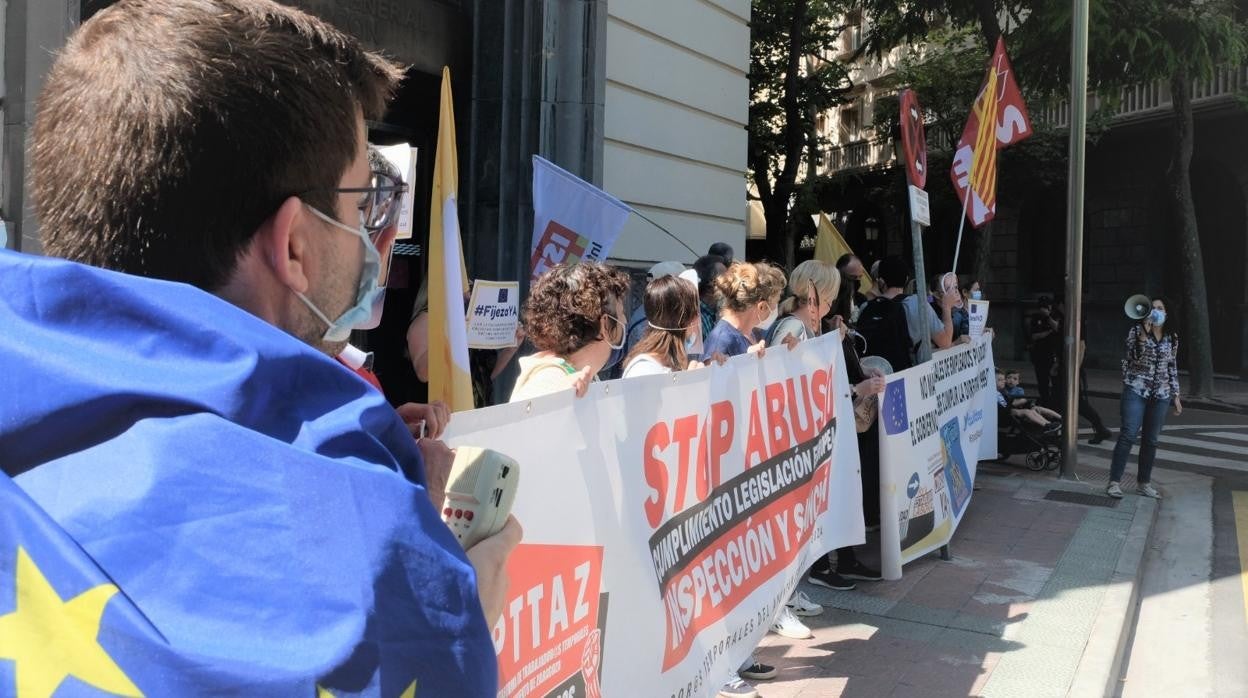 Concentración de protesta de interinos a las puertas de la Consejería aragonesa de Hacienda