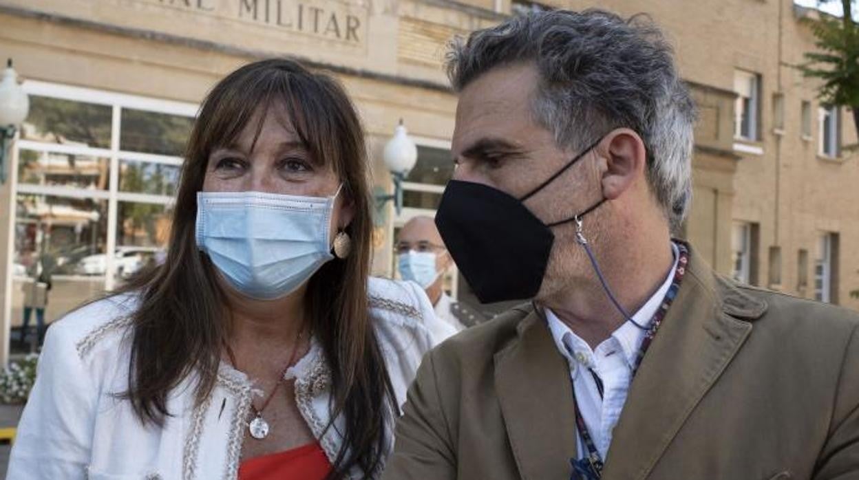 La consejera aragonesa de Sanidad, Sira Repollés (PSOE), junto a su director general de Salud Pública, Francisco Javier Falo