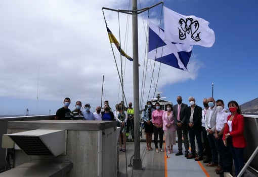 Izado de bandera de la Bajada en el buque