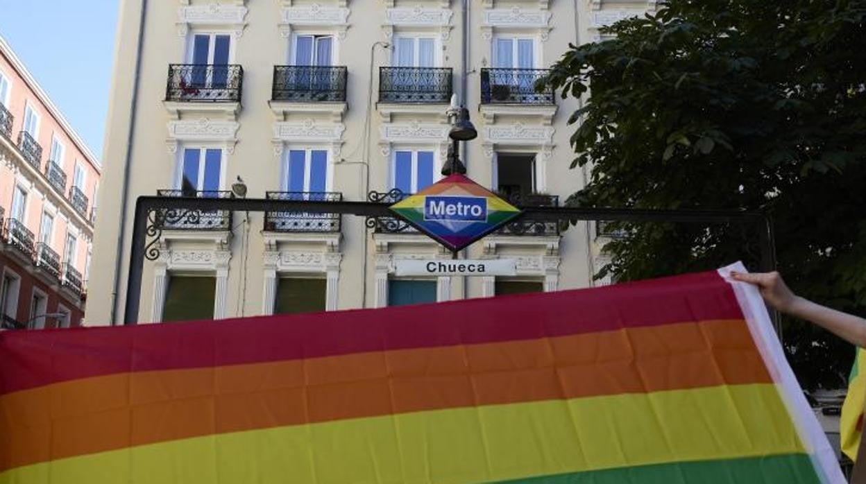 Bandera LGTBI en el barrio de Chueca durante la celebración del Día Internacional del Orgullo LGTBI el lunes