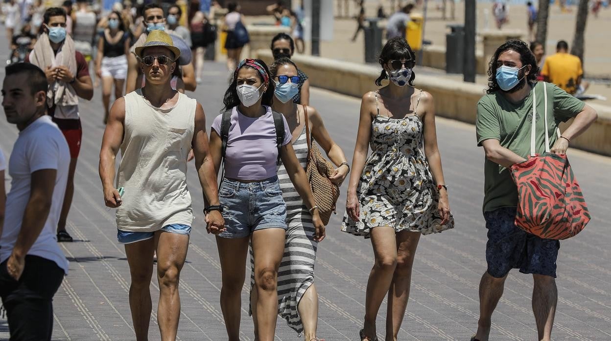 Imagen tomada este sábado de personas paseando por la playa en Valencia