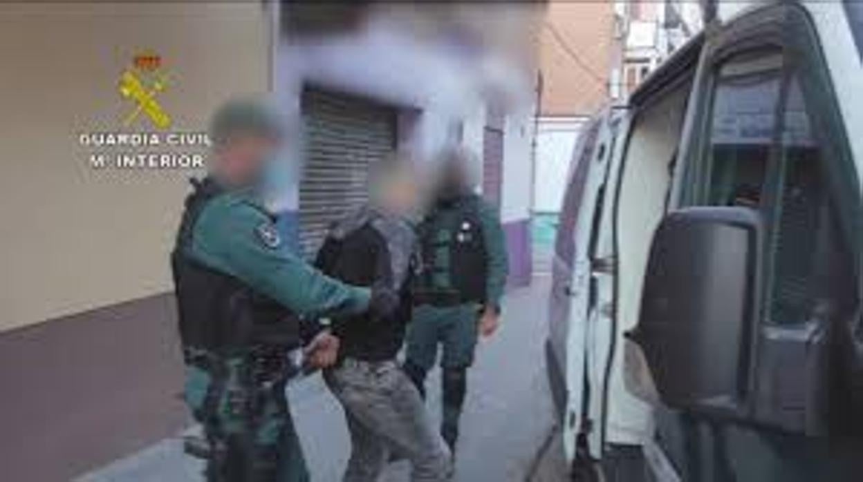 Cuatro detenidos y dos investigados por robos en viviendas habitadas de ...