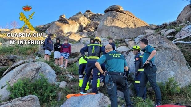 Guardia Civil y bomberos rescatan a un senderista en El Real de San Vicente