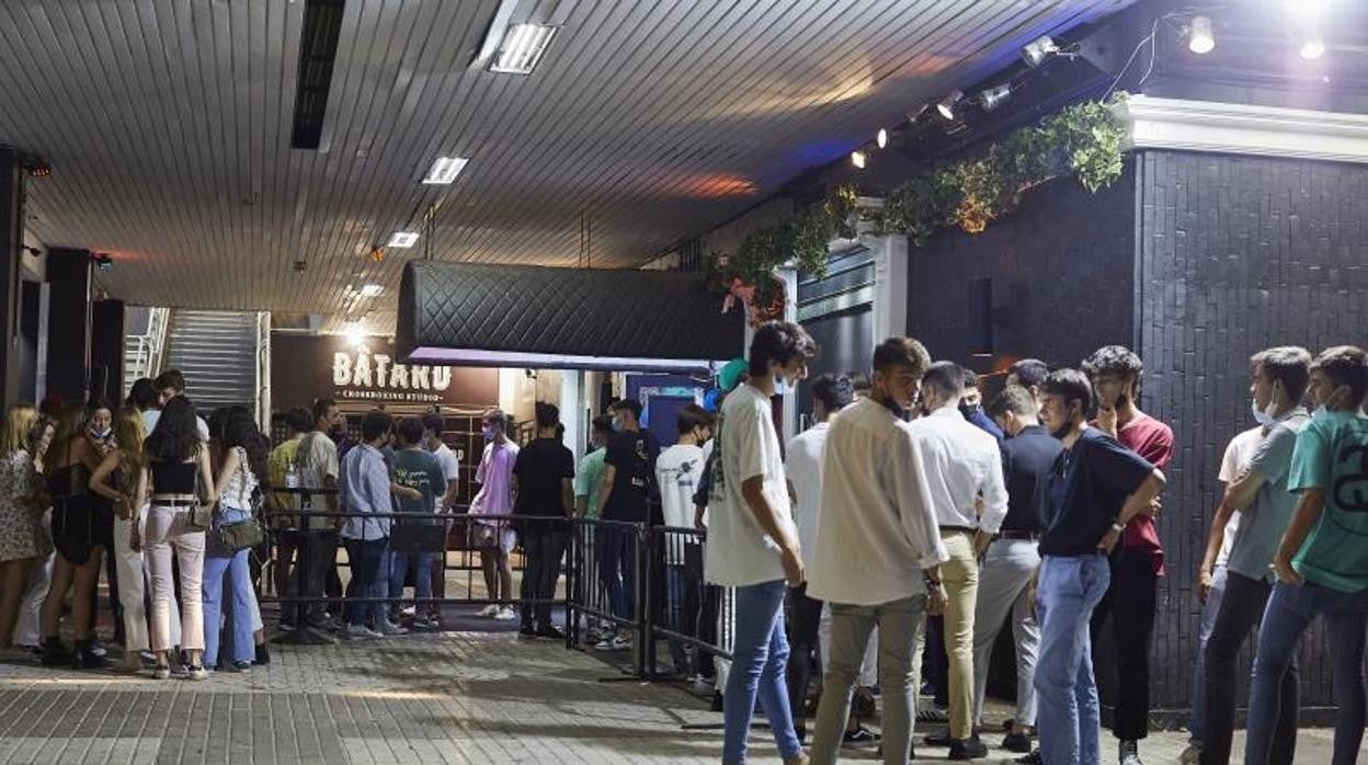 Jóvenes a la entrada de un local de ocio nocturno en Madrid, la pasada semana