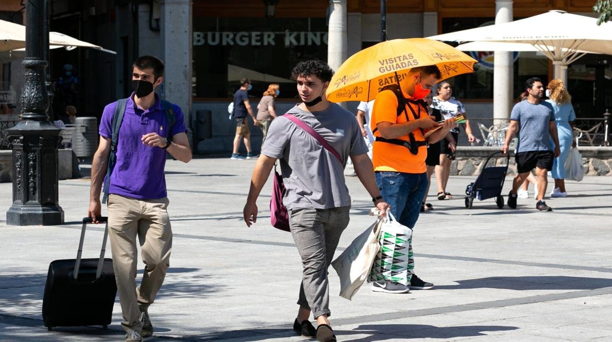 Dos jóvenes caminan por la plaza de Zocodover de Toledo hace unos dias