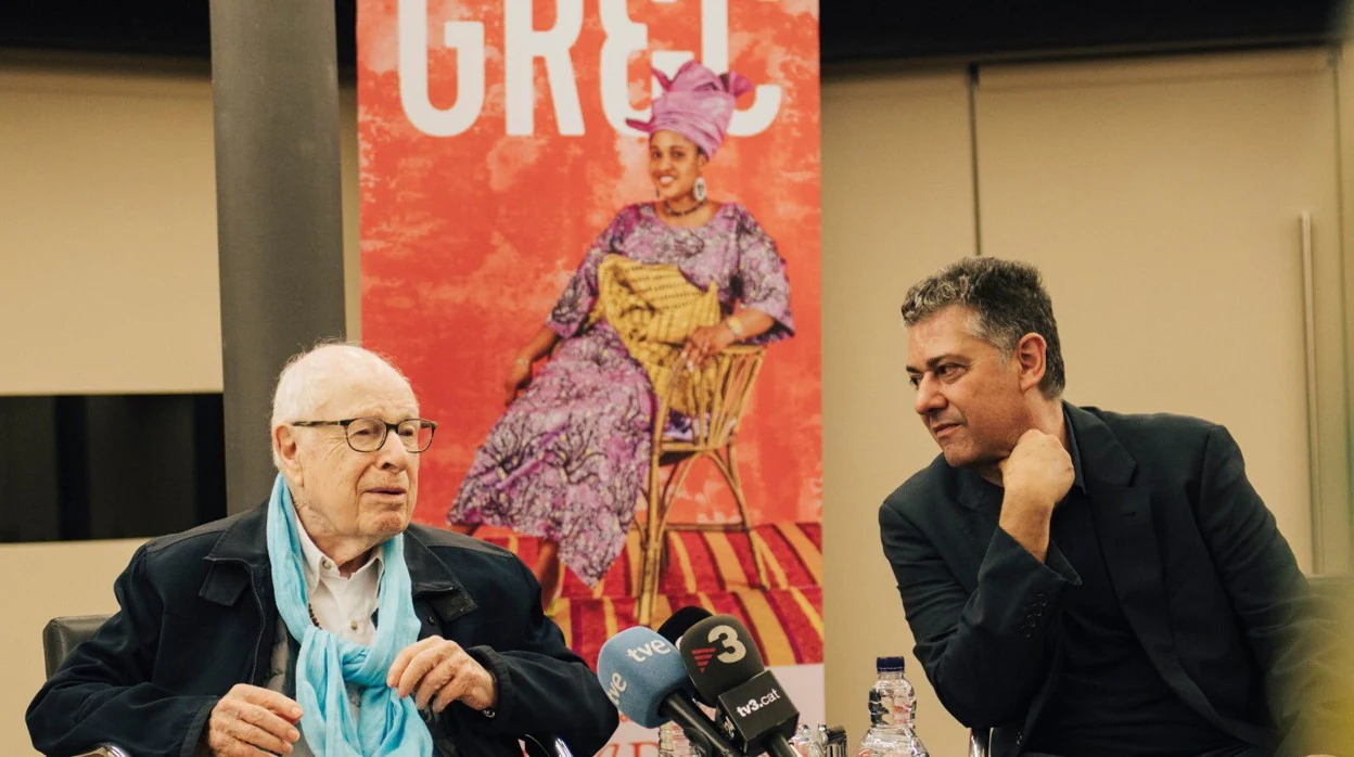 Peter Brook, junto al director del Grec, Cesc Casadesús