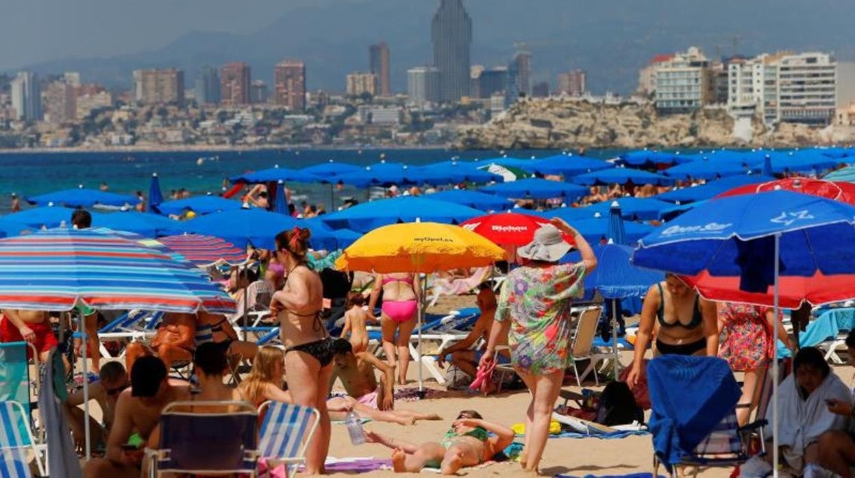 Turistas abarrotan la playa de Levante de Benidorm, tras el fin del aparcelamiento por el coronavirus