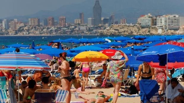 Las playas de Benidorm recuperan la libertad y se llenan de turistas españoles a falta de británicos