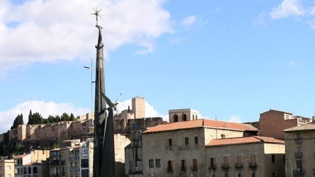 Un juez ordena paralizar cautelarmente la retirada del monumento franquista de Tortosa