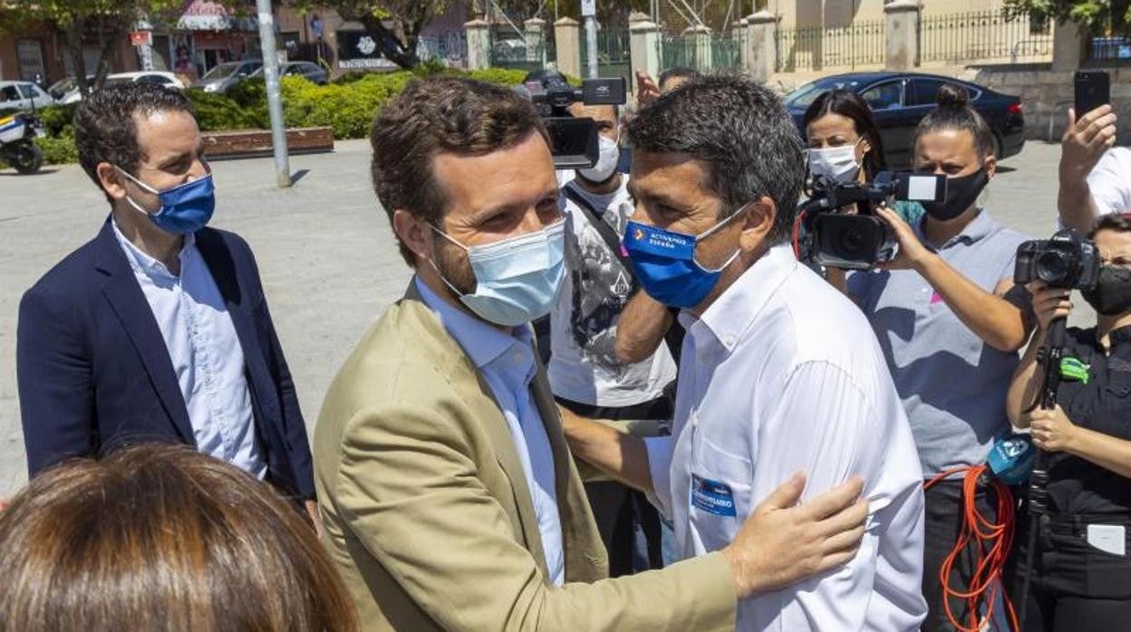 Saludo entre Casado y Mazón en Alicante