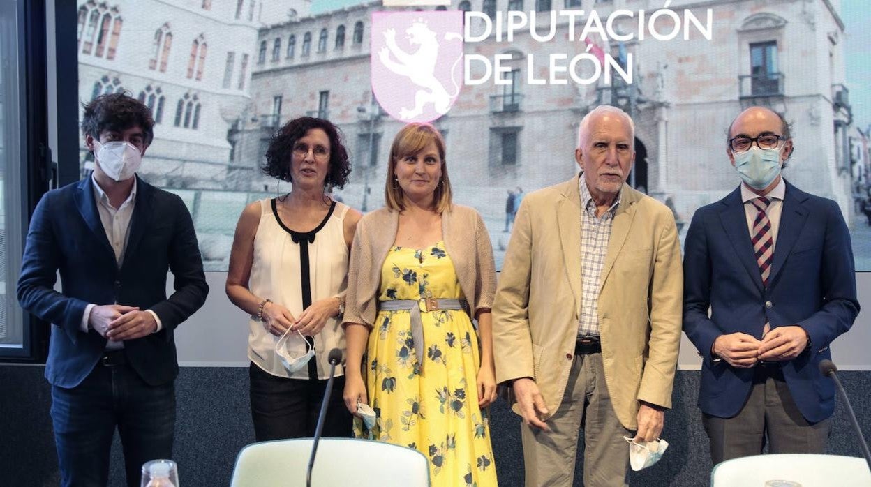 El Consejero de Cultura y Turismo, Javier Ortega, (I) junto a Luis Mateo Díez, Natalia Álvarez Méndez, Asunción Castro Díez y Pablo López.