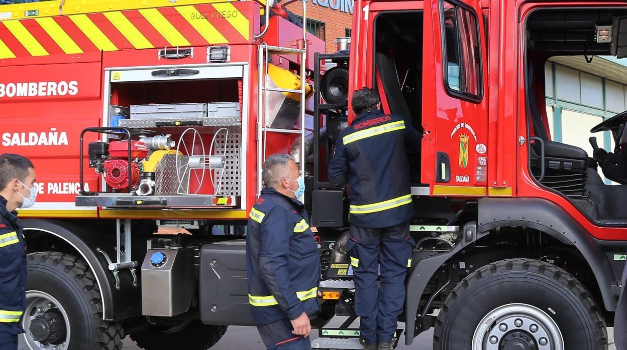 Bomberos de la Diputación de Palencia revisan uno de sus vehículos