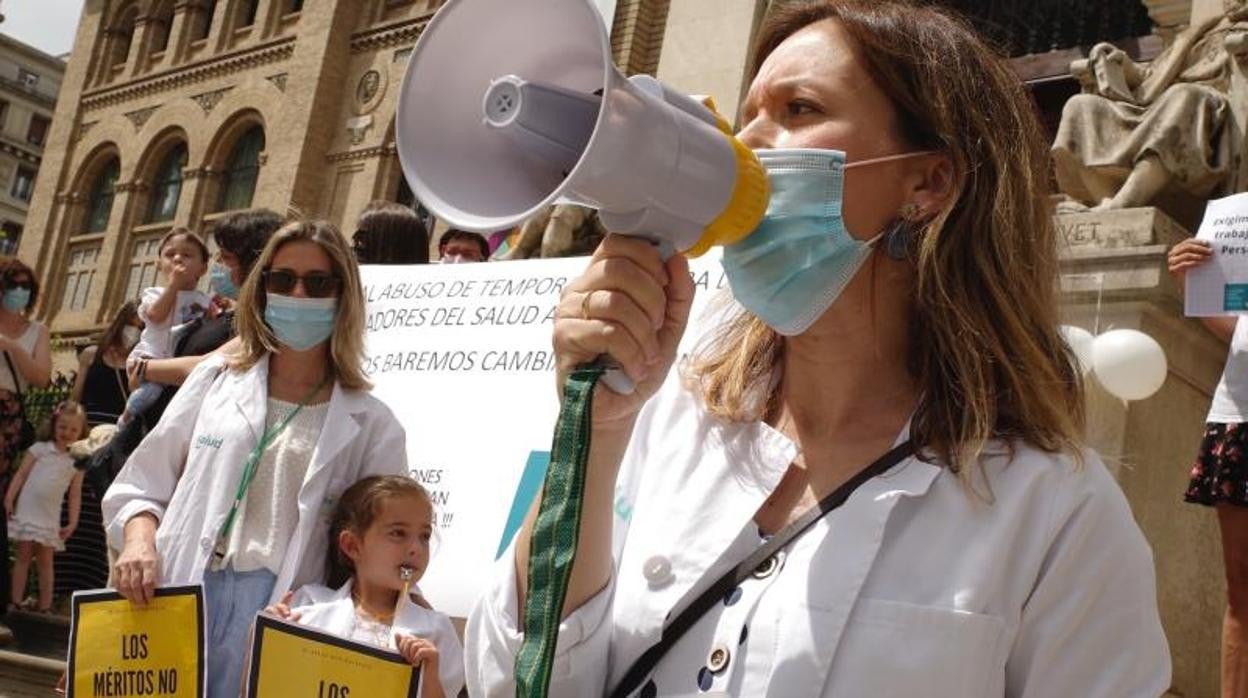 Una médico protesta en una manifestación en defensa de la Salud Pública en Aragón