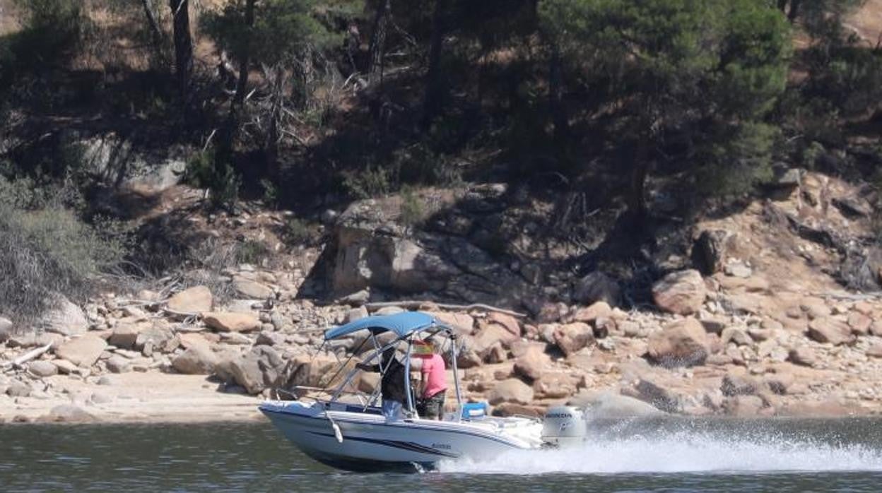 Una lancha de recreo, ayer, en el pantano de San Juan