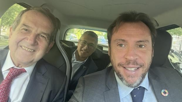 Los alcaldes de Valladolid y Vigo se hacen un selfi en un coche sin mascarilla
