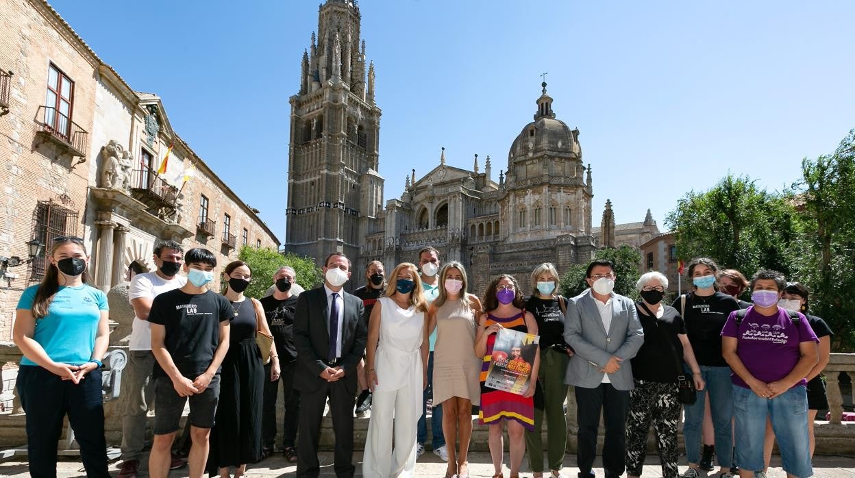 La alcaldesa de Toledo, Milagros Tolón posa junto a los responsables del Festival Voix Vives