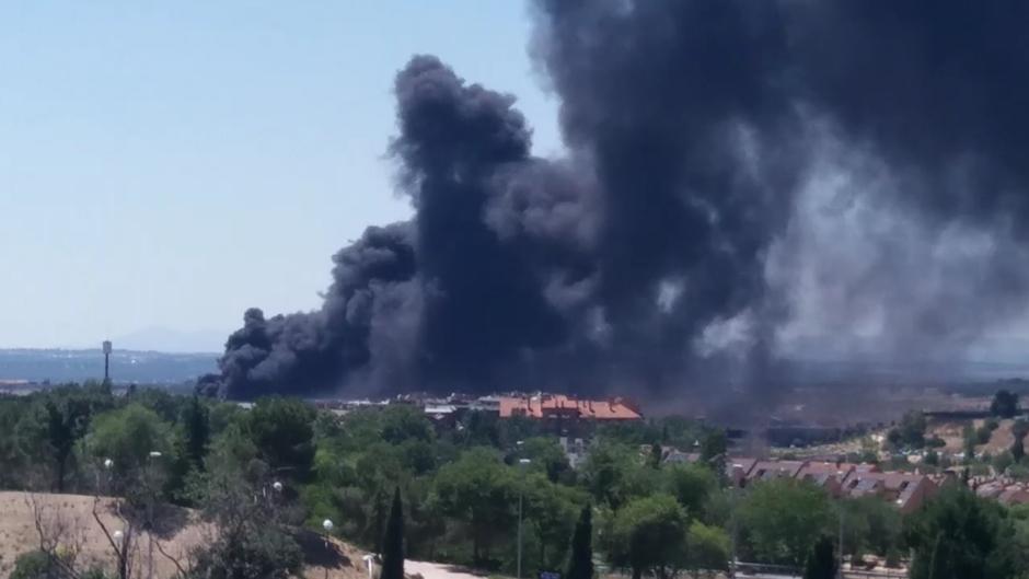 Espectacular columna de humo tras arder un edificio en obras en Mirasierra