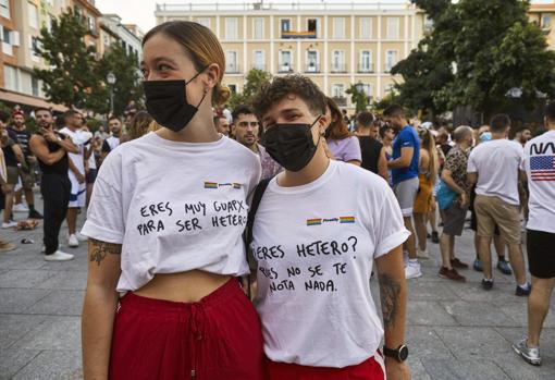 Andrea y Paula, de 27 años, reivindicaban la diversidad en la plaza de Pedro Zerolo