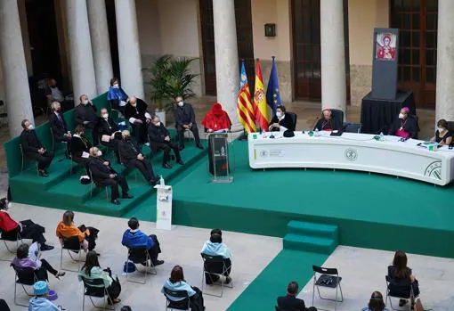 La Universidad Católica de Valencia inviste como doctor honoris causa al cardenal Robert Sarah