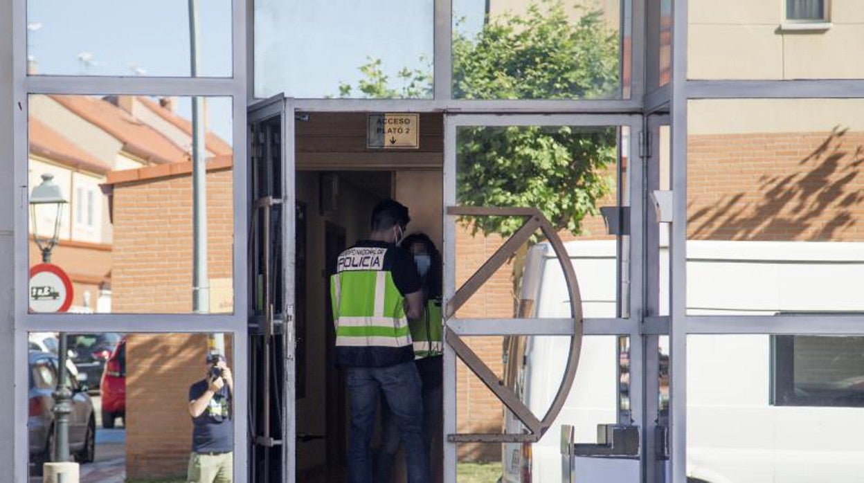 La Policía, durante el registro de los estudios de José Luis Moreno