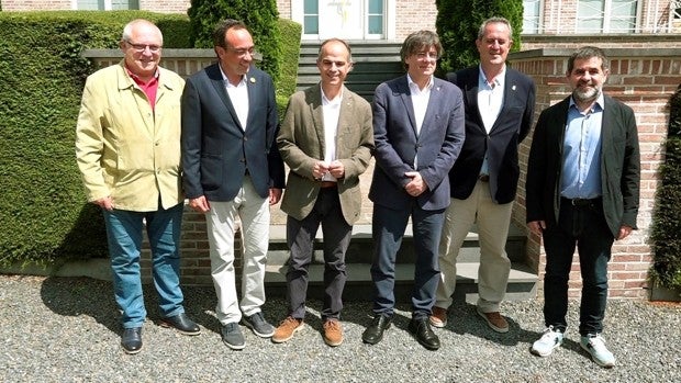 Los secesionistas indultados por Sánchez se exhiben con los fugados de la Justicia