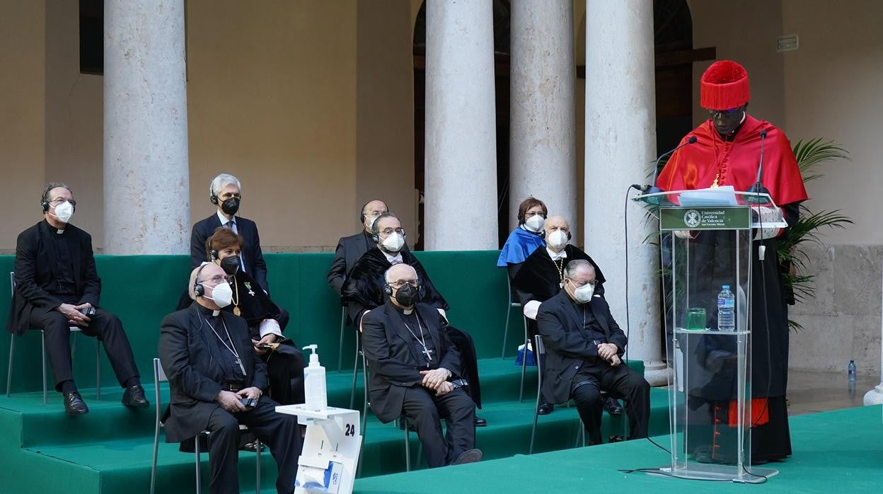 La Universidad Católica de Valencia inviste como doctor honoris causa al cardenal Robert Sarah