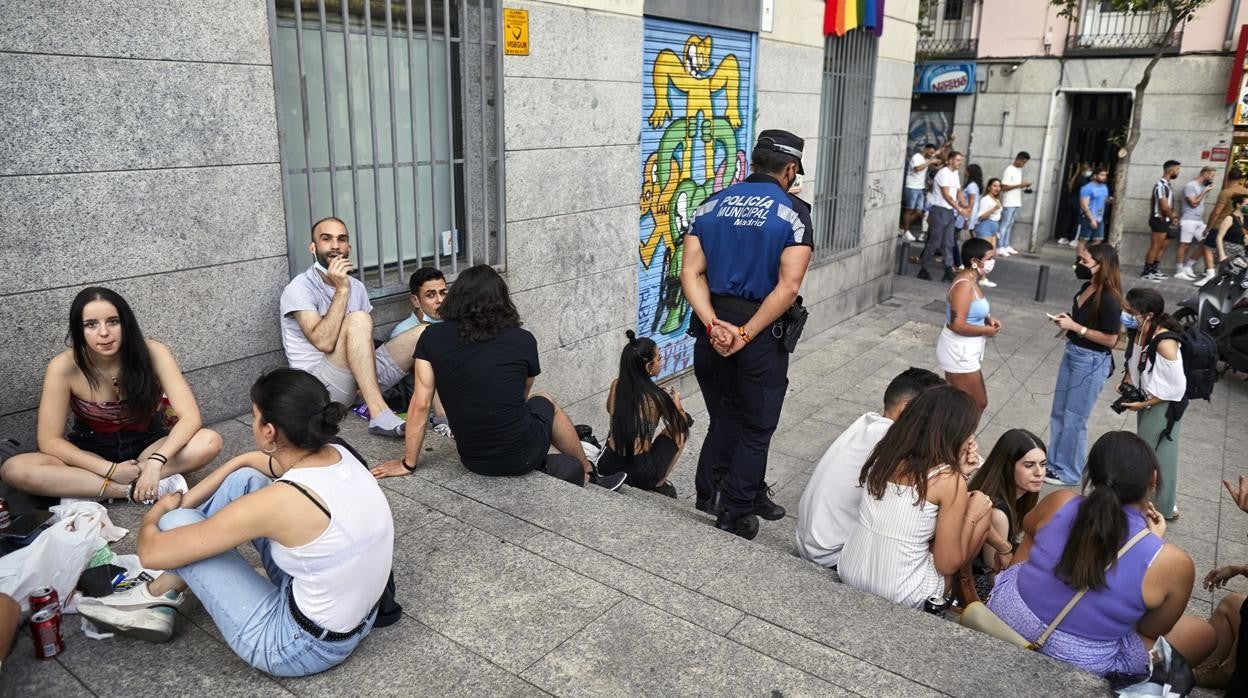 Un agente de la policía municipal, en el barrio de Chueca