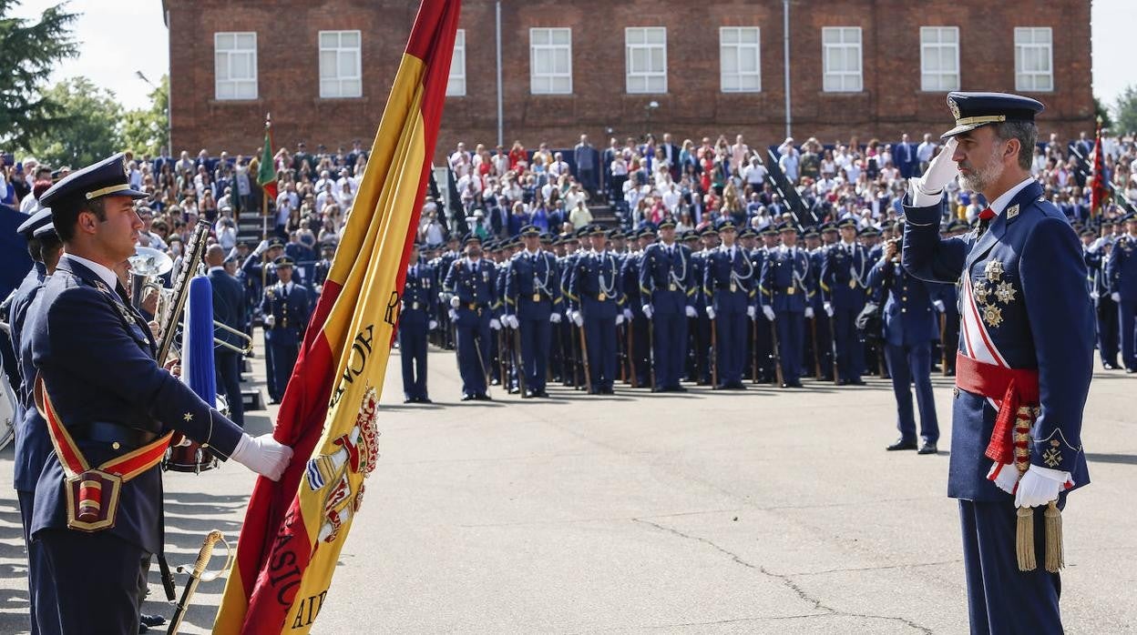 Su Majestad el Rey Felipe Vi, en una foto de archivo de la Entrega de Reales de Despachos en la base de La Virgen del Camino.