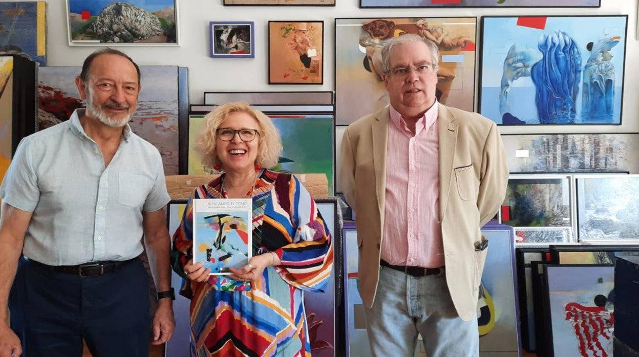 Beato y Ricas junto al editor Joan Gonper, en el estudio del pintor