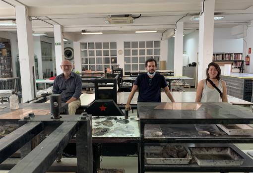 El grabador Dan Benveniste (izqda.) y la pareja de artistas Fuentesal & Arenillas, en el taller de Benveniste Contemporary