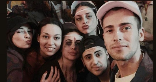 Samuel rodeado de un grupo de amigos