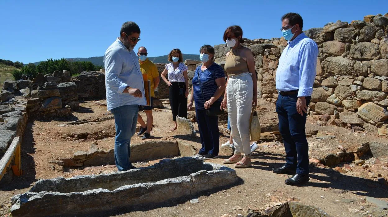 El arqueólogo Jorge Morin da detalles de las excavaciones a Ana Gómez y Tomás Villarrubia