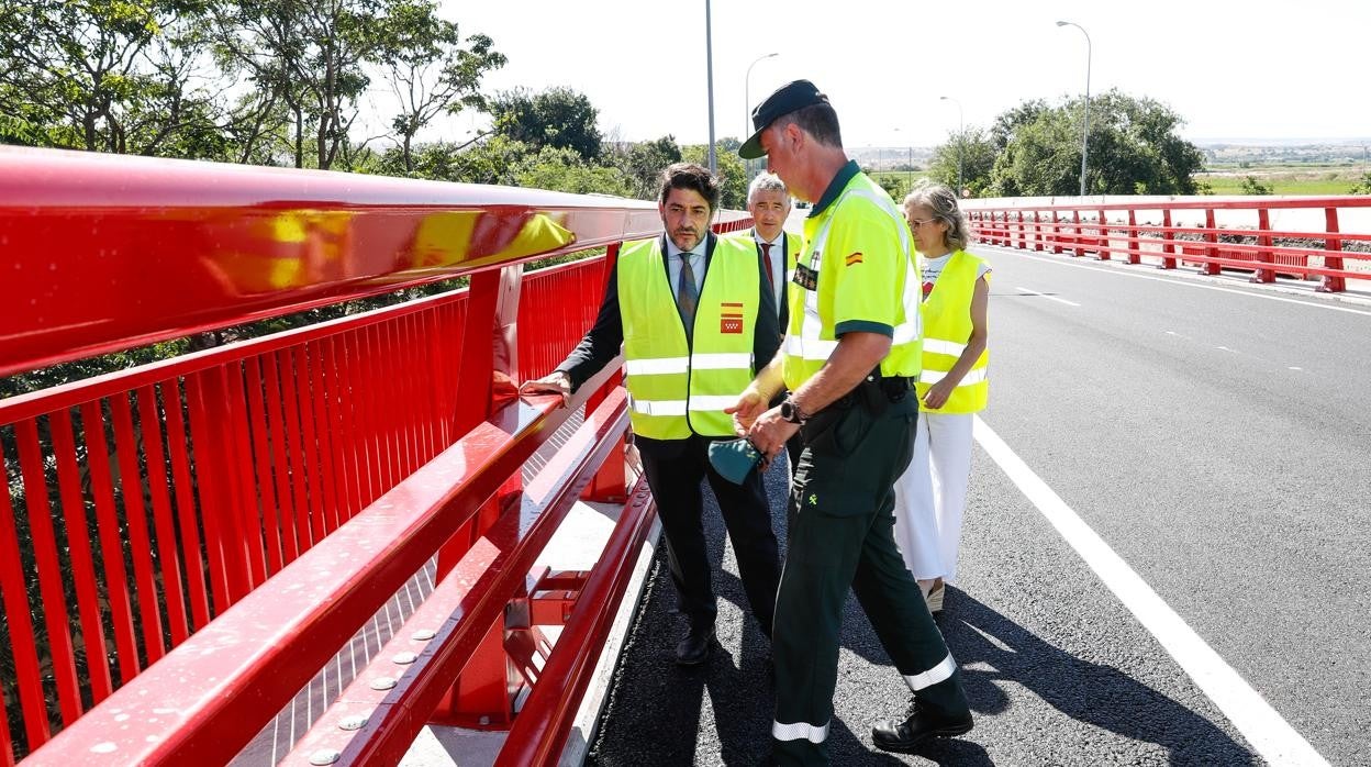 El consejero de Transportes, David Pérez, durante la visita a las infraestructuras recién renovadas