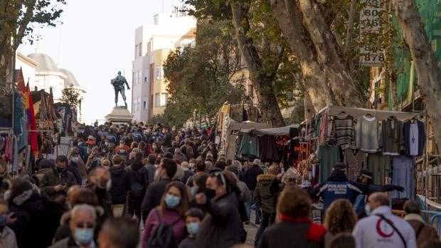 Requisadas 60 armas prohibidas, entre ellas, un obús y una granada cargada, en una tienda del Rastro