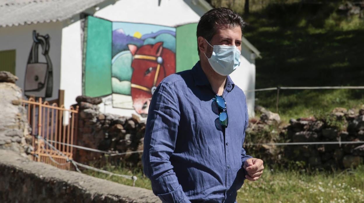 El secretario general del PSCL y portavoz en las Cortes, Luis Tudanca, visita la pedanía de Lago de Babia (León).