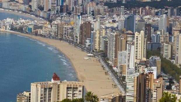Benidorm recibe cuatro veces menos extranjeros que Valencia el primer fin de semana de julio