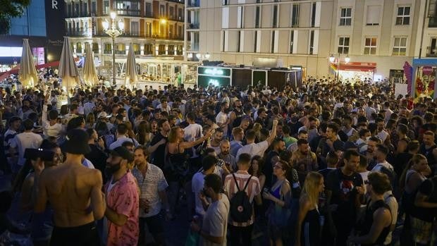 Guerra al botellón en el verano con drones, más agentes y aforamiento de plazas