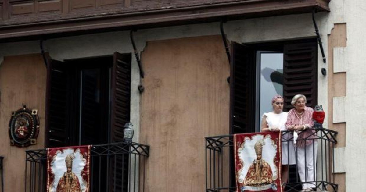 Las no fiestas no quitan la devoción a San Fermín de los pamploneses, con sus balcones engalanados.