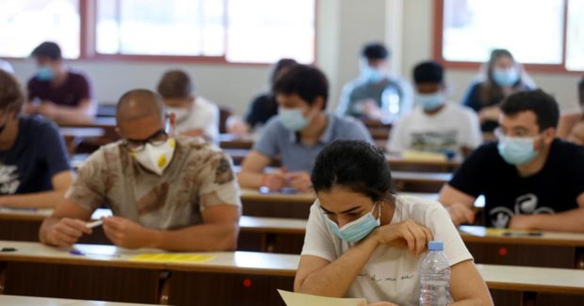 Jóvenes se examinan de Selectividad en la Universidad de Barcelona