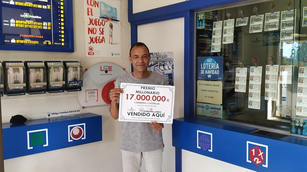 Foto del acertante en su Administración de Loterías