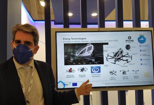 Jose Ignacio Rodríguez, Dircom de Ethang, presenta el taxi aéreo en el Gaiás