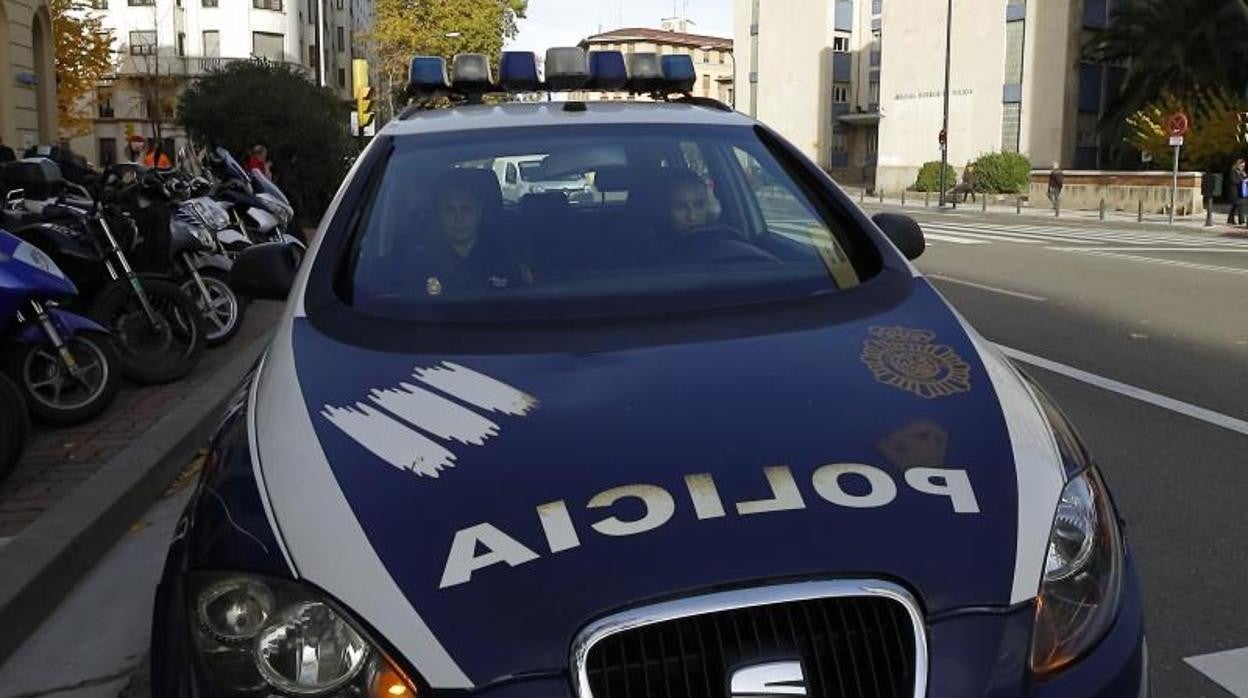 La Policía Nacional redujo al agresor del taxista, que ha quedado en libertad con cargos. Sobre estas líneas, imagen de archivo de un coche patrulla