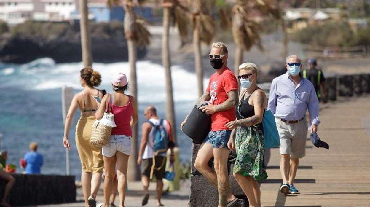 Bañistas en una playa de Tenerife